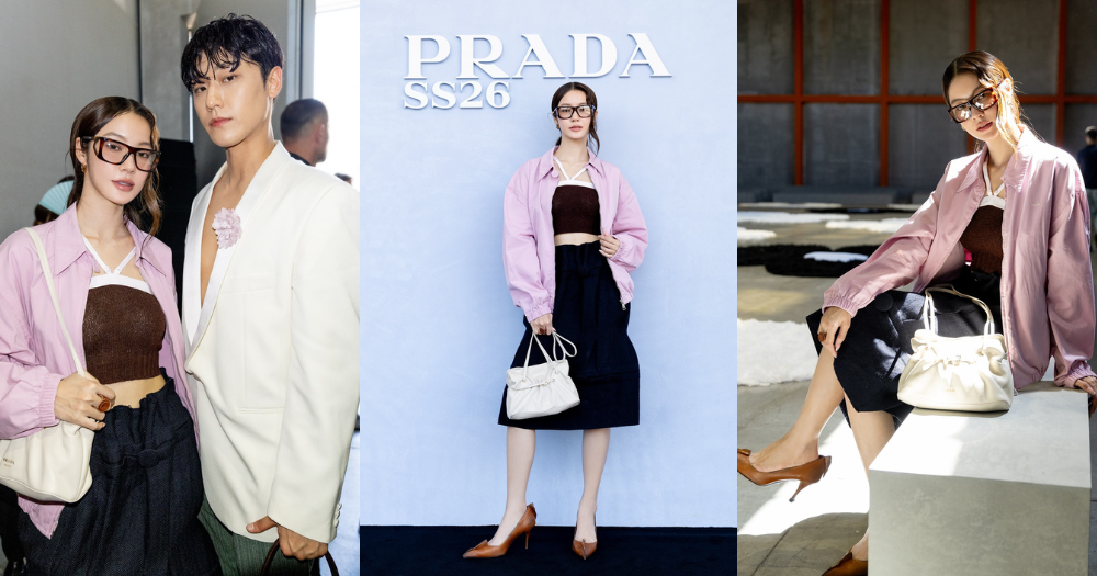 她將一頭長髮紮成慵懶的低馬尾，搭配一件粉色襯衫和及膝裙