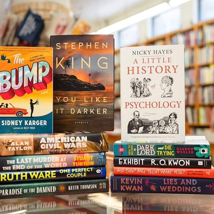 一整面書牆的書脊色調完美呼應你的沙發和地毯，輕鬆打造出令人稱羨的「書香門第」印象