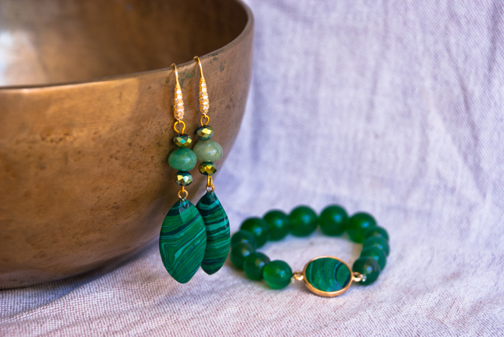 孔雀石的佩戴方式可根據個人需求與能量流動選擇左右手佩戴