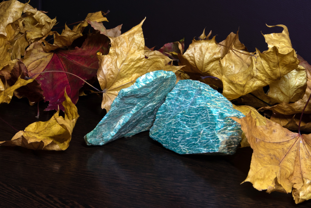 為了保持天河石的能量純淨與外觀完好，定期淨化與保養至關重要