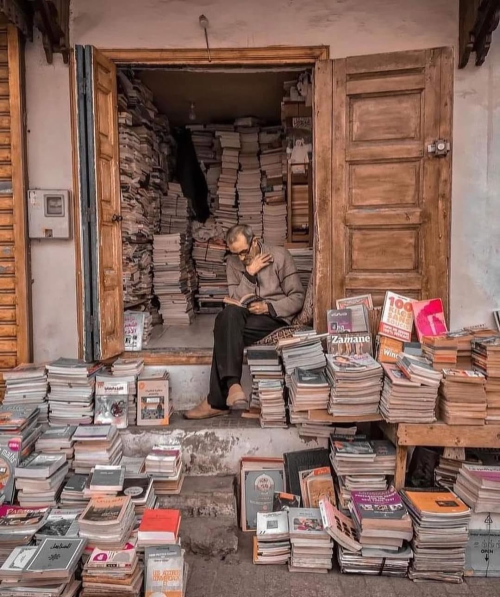 Mohamed Aziz 的書店及其與顧客的親身互動,代表了一種珍貴的、或許瀕臨失傳的社群與文化傳播模式