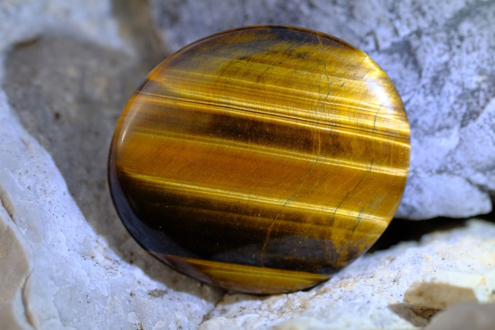 購買虎眼石飾品時，應特別注意其色澤與品質細節。