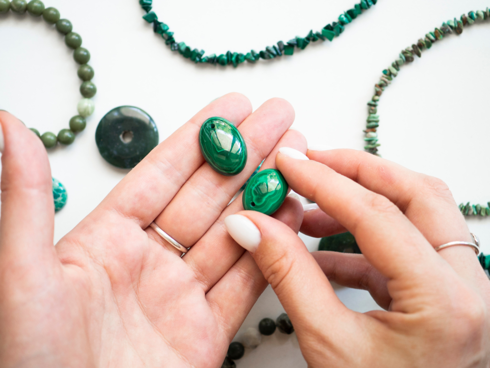 孔雀石與金牛座、巨蟹座、天秤座的能量頻率高度契合，而且屬於木屬性