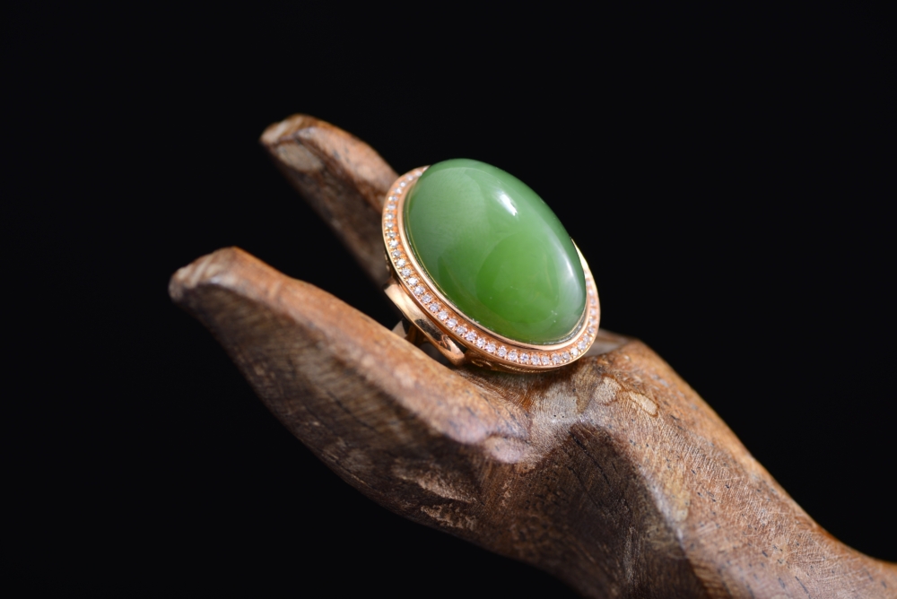 翡翠表面具有玻璃光澤，視覺上晶瑩剔透