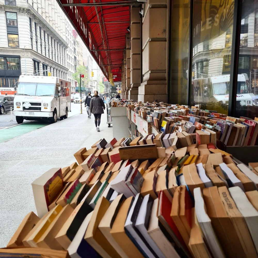 那戶外隨性擺放的書櫃，就像一個個誘人的陷阱，引誘著匆匆路過的行人