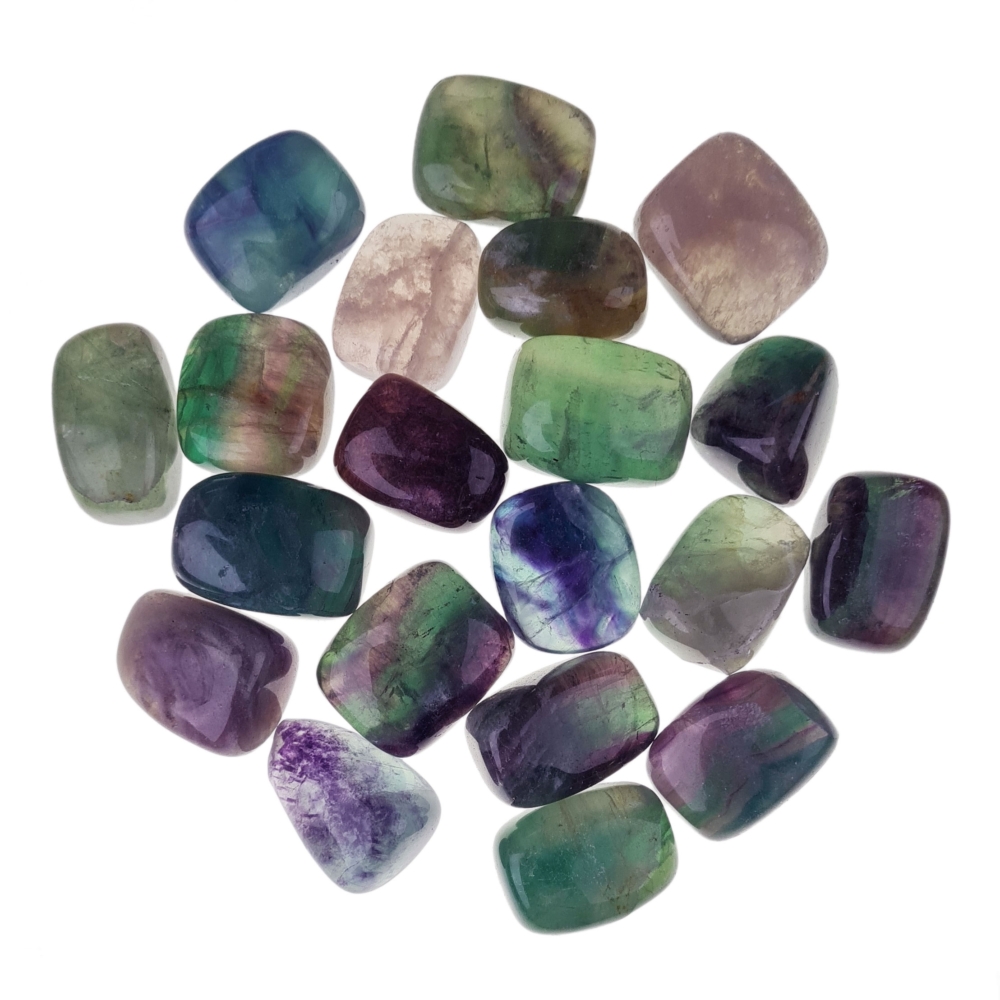 市面上的螢石制品琳瑯滿目，從原石、球體到項鍊手串都有。挑選螢石時，可從顏色、透明度、雜質狀況等方面評估品質。