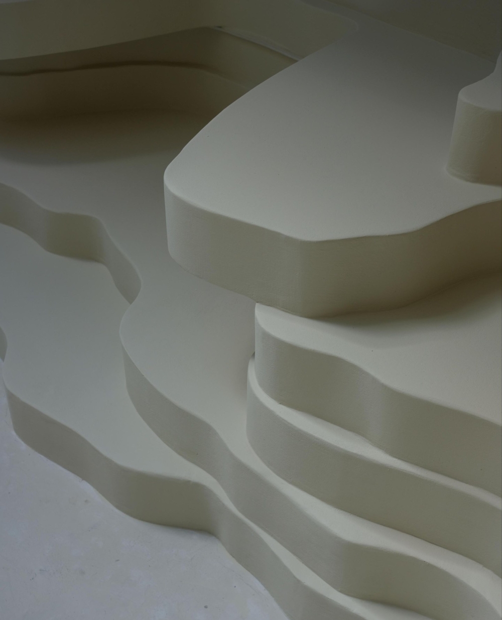 每處座位均內嵌柔軟坐墊，兼顧人體舒適與視覺節奏