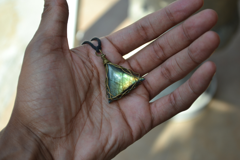 被譽為「魔法之石」的拉長石，在靈性、情緒和健康方面展現多重能量功效，尤其適合20～40歲女性。