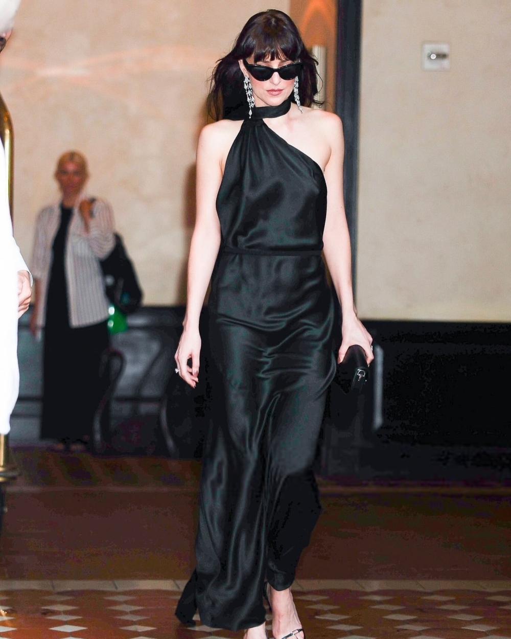 Gucci 絲綢禮服+Messika 鑽飾,Dakota Johnson造型高級感滿分