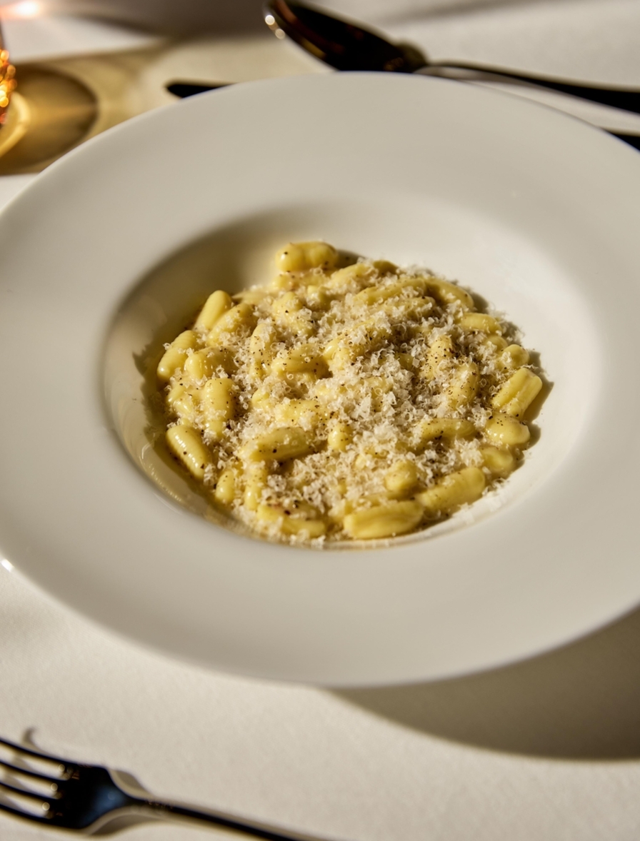 設有全天候酒廊、日式餐廳、日間餐廳、雪茄酒廊與私人酒窖，提供多元的用餐選擇。