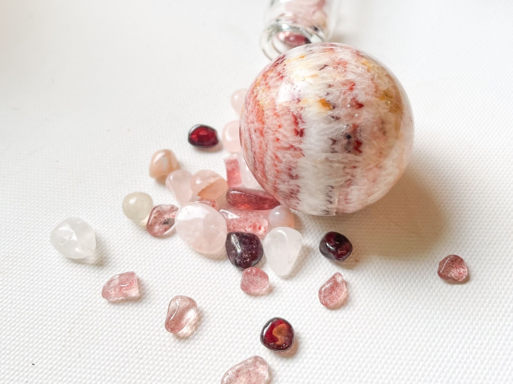 依據紅紋石的透明度、色澤飽和度和條紋分布情況，可將其品質大致分級。