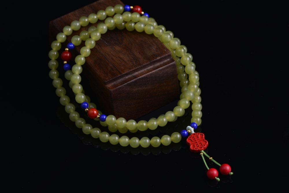 作為兩種最常聽到的玉石，和田玉與翡翠在許多方面存在差異，各有千秋。