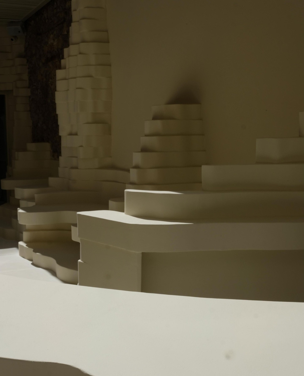 呼應空間本身的「被雕刻感」