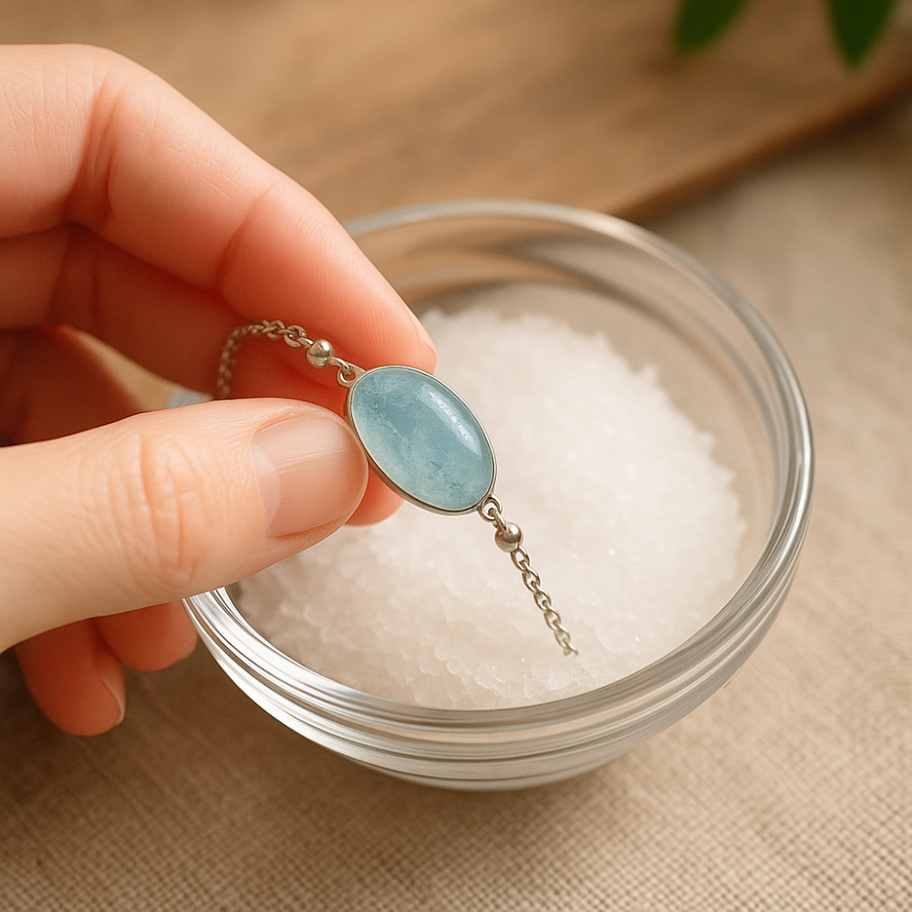 海藍寶長時間佩戴後，可能吸附外界雜能，定期進行淨化可恢復寶石純淨能量。