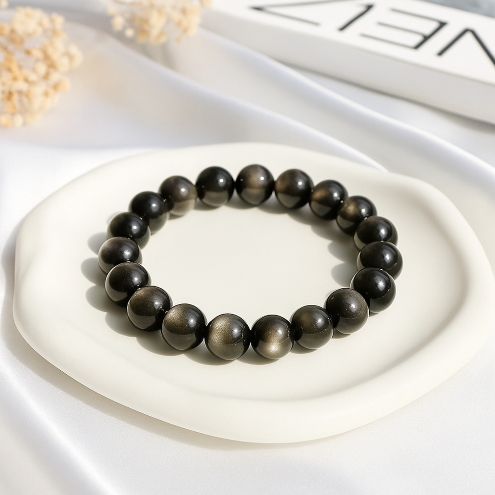 從外觀上看，銀曜石一般呈深灰至黑色的基底，表面經拋光後十分光滑。