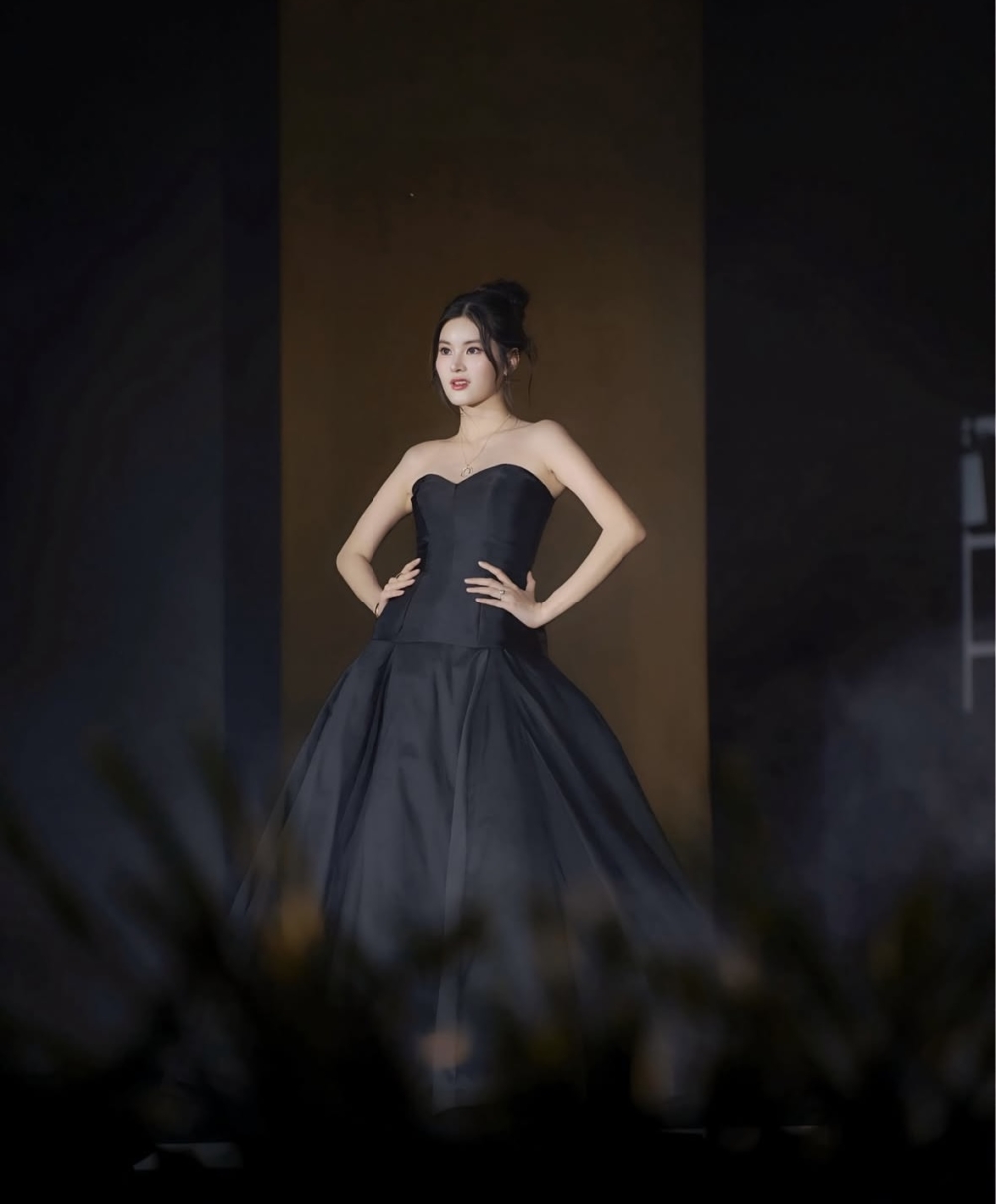 全世界的人都開始關注她到底是誰。