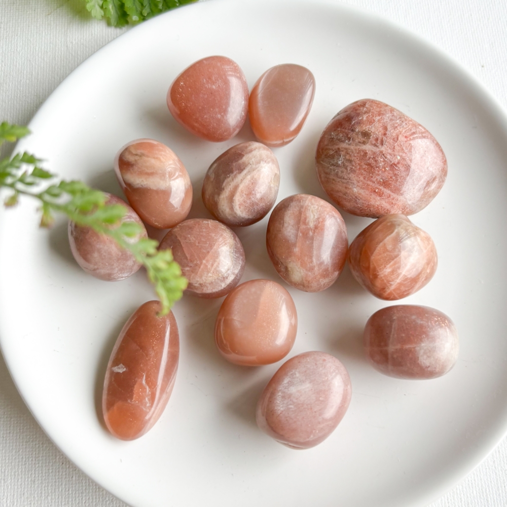 太陽石明亮的金黃色澤,象徵五行中的「金」,是公認具備招財與開運能量的天然水晶。