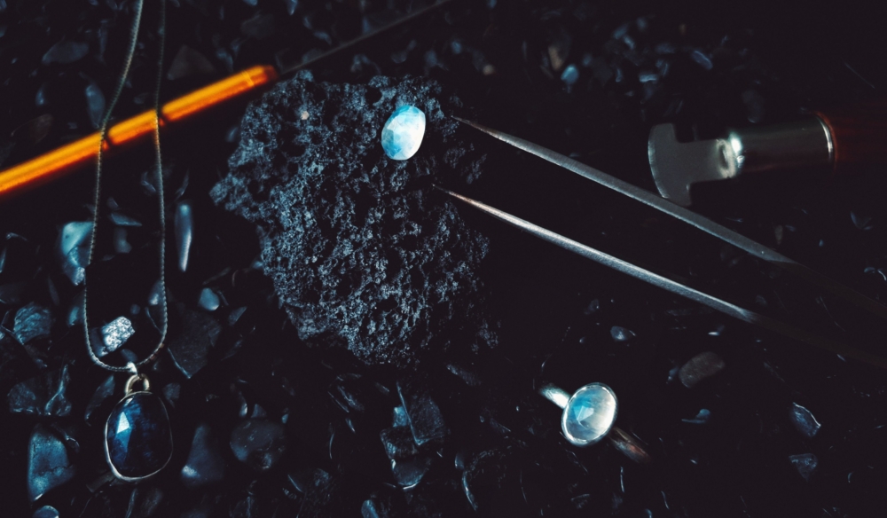 藍晶石的等級主要根據顏色、透明度、切工和晶體大小決定，市面上常用A至AAA級來標示等級。