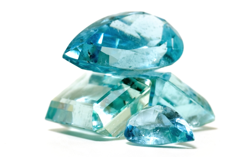 挑選海藍寶時，可參考寶石界國際通用的「4C」標準，再加上「透明度」這一關鍵，幫助挑選品質出眾、貨真價實的理想寶石。