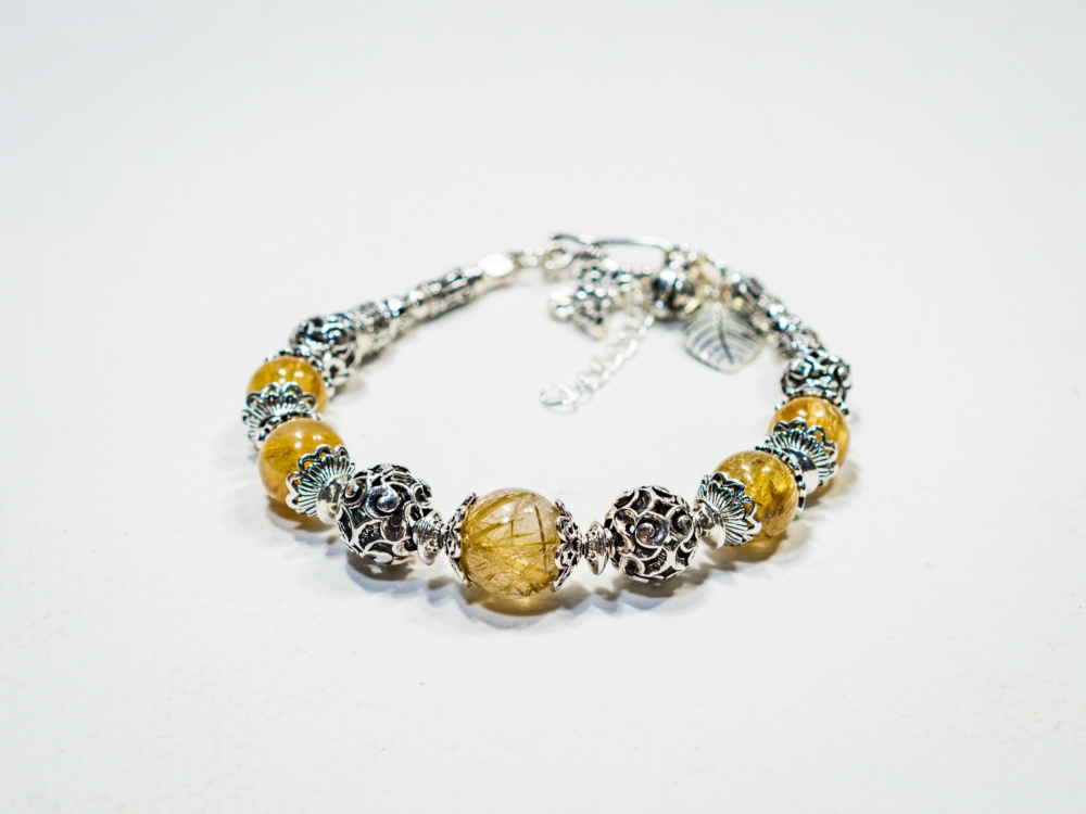 金髮晶戴哪隻手其實大有講究，這涉及東方玄學中的左進右出原則。