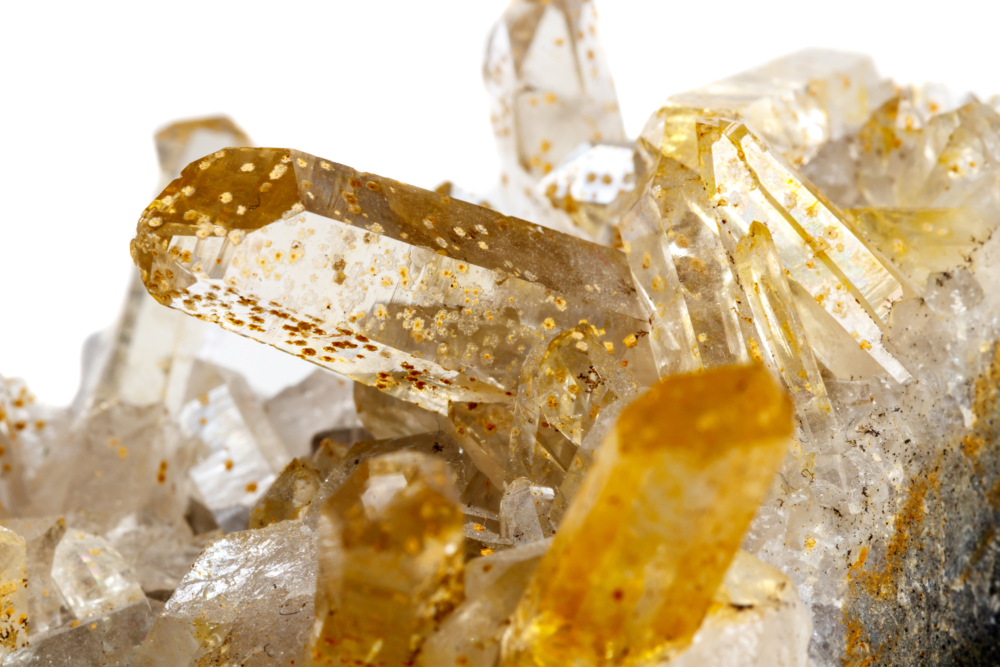 黃水晶(Citrine)是石英家族的一種,因含有微量鐵元素,呈現金黃或橙黃色,色澤明亮溫暖。