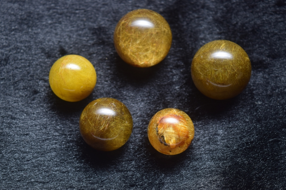 金髮晶之所以又稱金鈦晶，是因為其內含的金紅石主要成分是鈦，屬於二氧化鈦礦物。