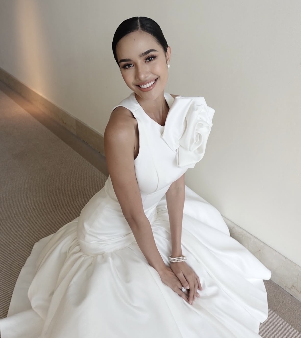 一邊在泰國法政大學攻讀政治與國際關係,一邊積極參與選美活動。