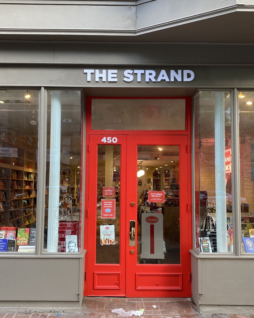 在公開信中指出：「我們的建築之所以具有歷史意義，是因為它是 Strand 書店的家。但這樣的地標地位可能會對我們造成不必要的負擔。」