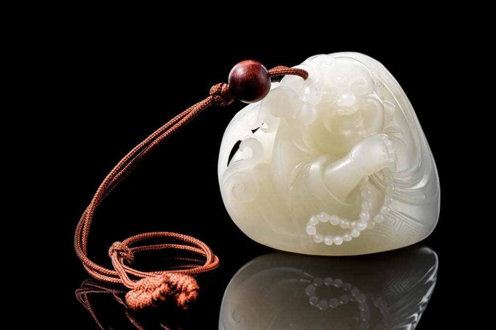 和田玉功效眾多，涵蓋生理健康與心理精神兩方面，能為佩戴者帶來正面的影響。