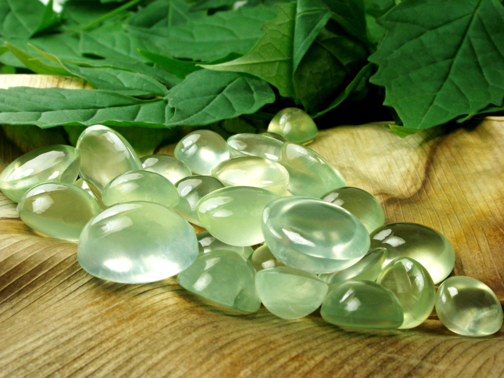 葡萄石（Prehnite）是一種硅酸鹽礦物，因最早發現於南非且外觀常呈葡萄串狀而得名。