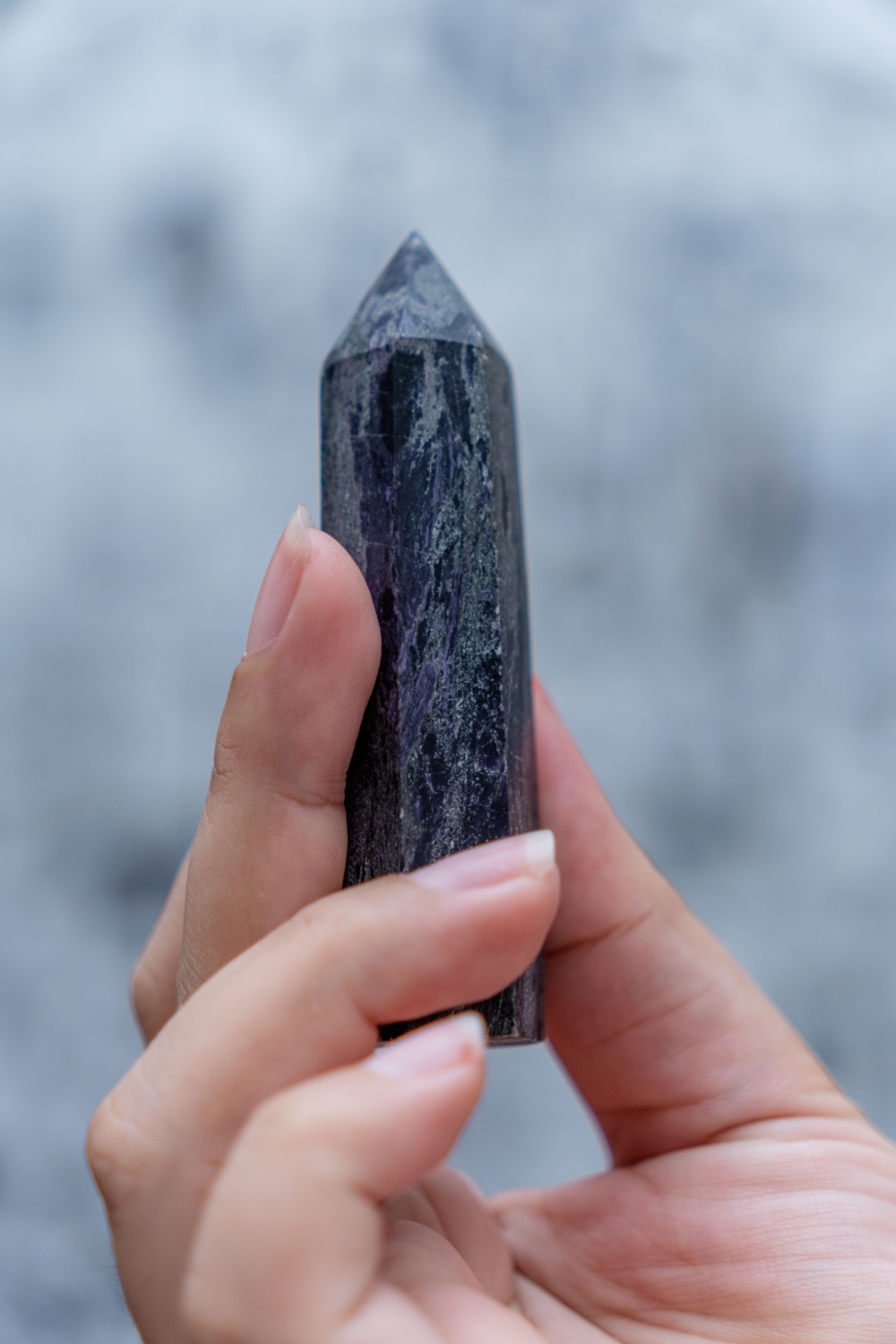 白天右手佩戴以提升防禦,夜間左手轉換以吸收正能量,配合調整靈活運用