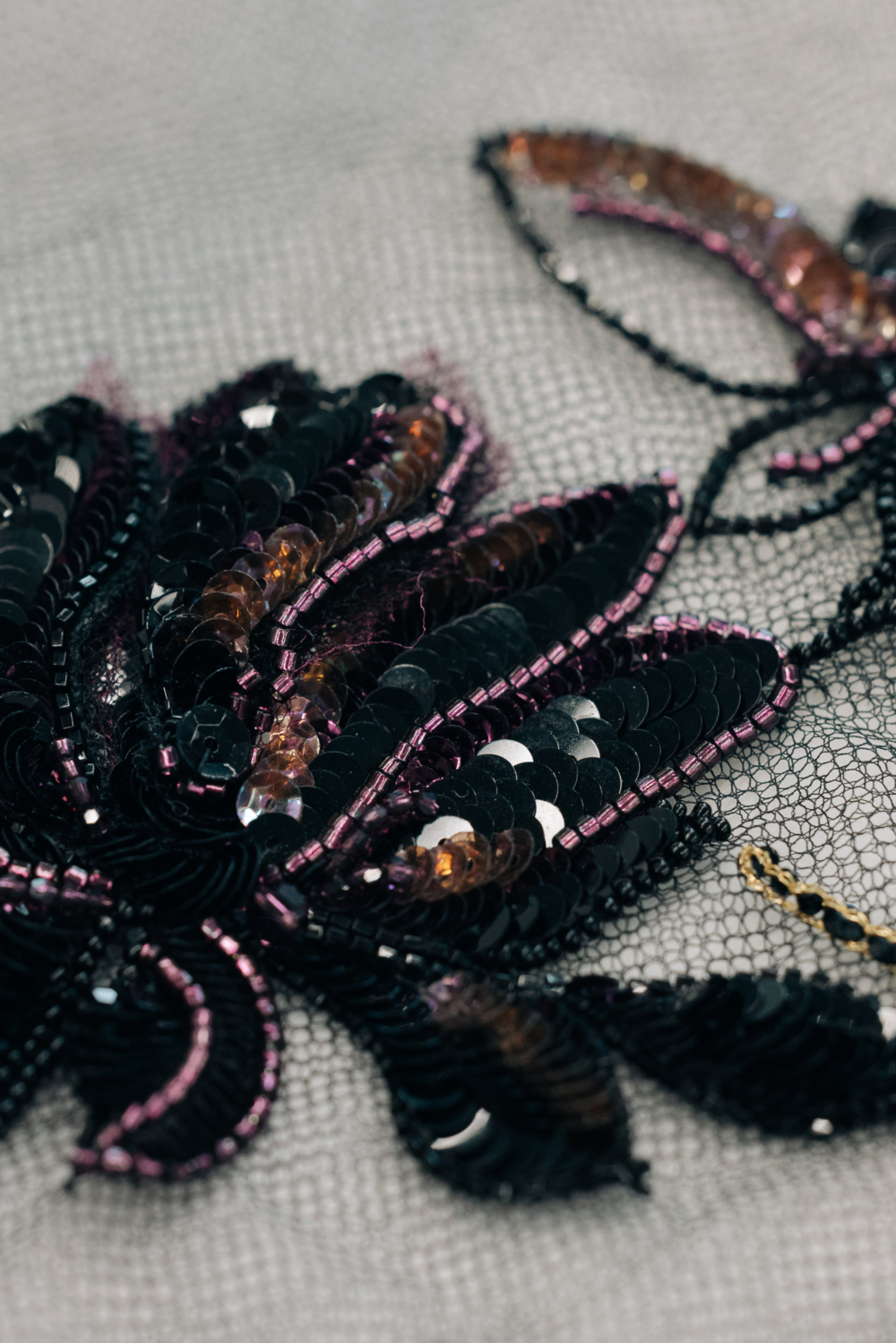 CHANEL 2025 工坊系列將堅硬漆木上的靜態風景，轉譯為柔軟織物上的流動詩篇