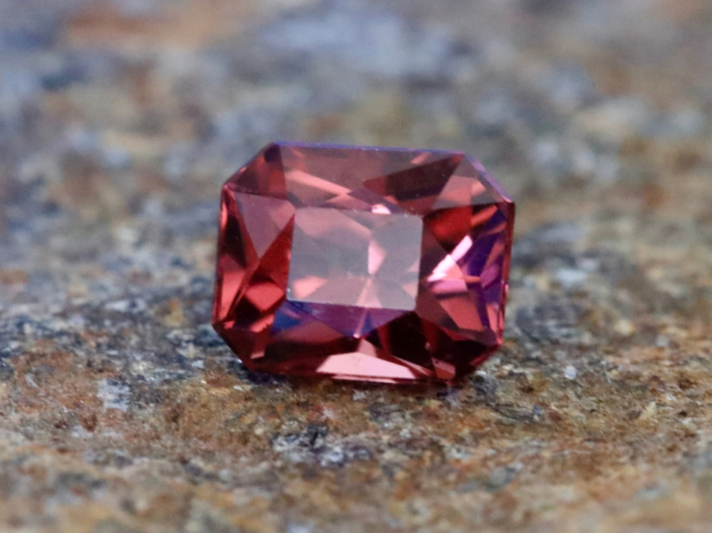 人體在進入睡眠時會處於一個安靜的狀態，而石榴石的高能量可能會影響睡眠