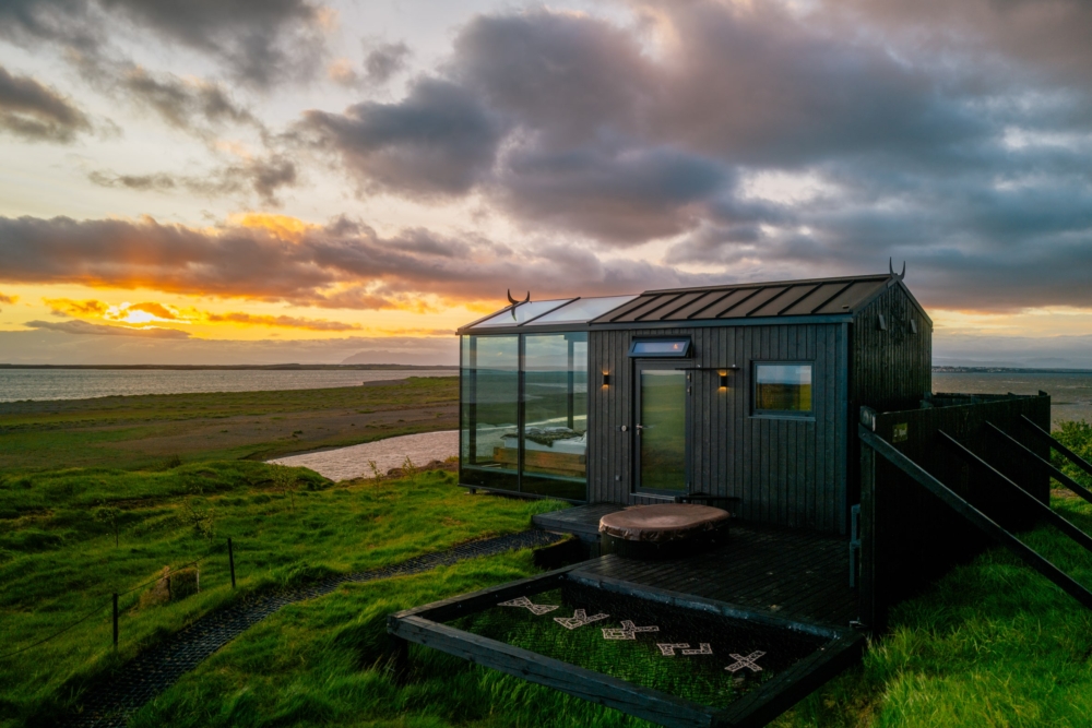 在玻璃小屋後方，你會發現一座戶外熱水浴池。