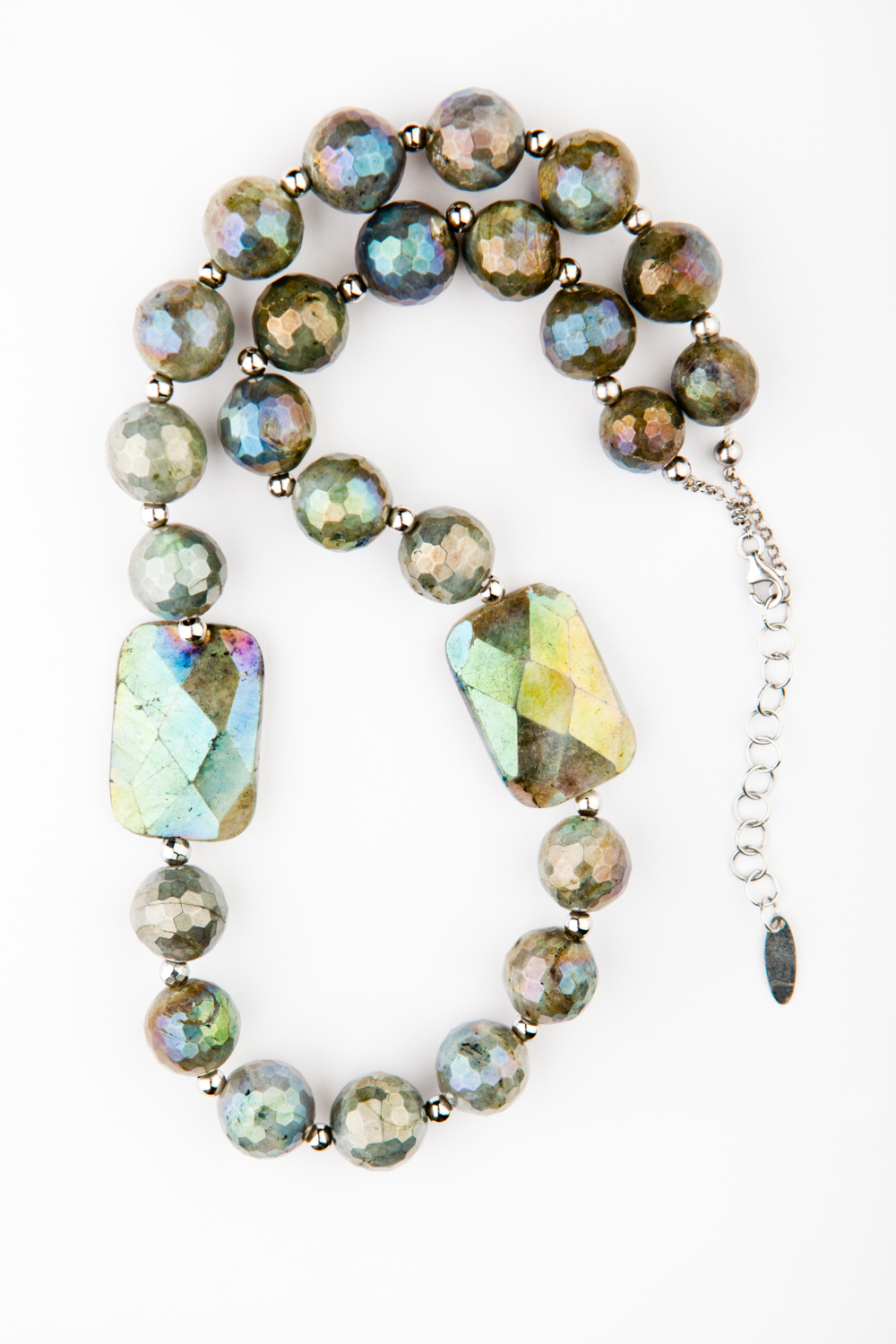 拉長石作為一顆能量豐富的靈性寶石，適合多數追求身心平衡和能量提升的人，但部分人需要斟酌佩戴時間和方式。