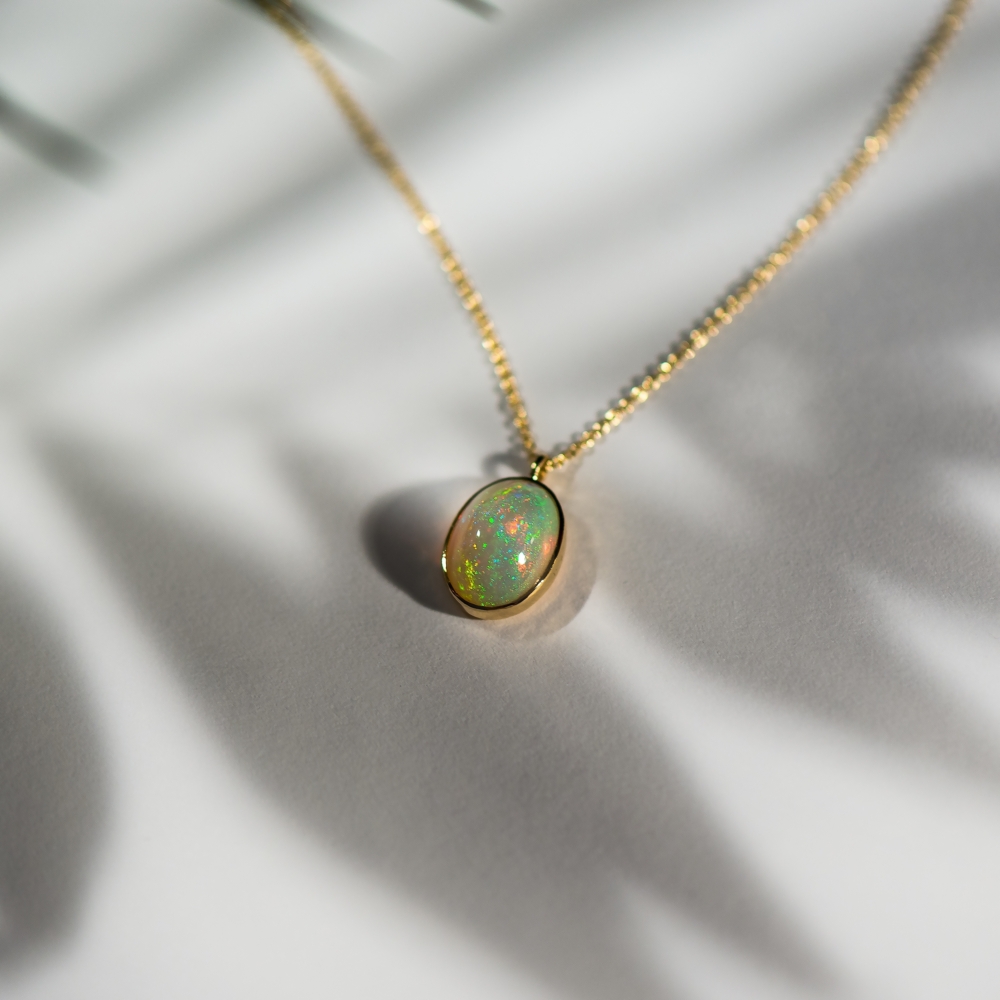 蛋白石被認為會和情緒共鳴，當心情不穩、壓力過大時，可能放大負面感受。建議情緒穩定後再佩戴，能更好發揮其正面能量。