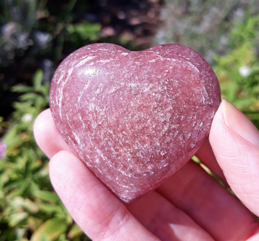 提到草莓晶，多數人首先聯想到的就是它在愛情運勢和人際關係上的妙用。