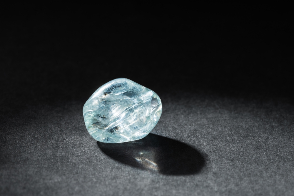 清澈如海的「海藍寶」（Aquamarine），不但藍綠色澤迷人，更擁有療癒和溝通能量的特質，因此又被稱為「勇氣之石」。