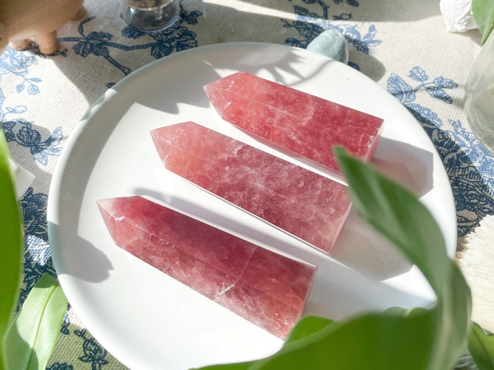 同樣是粉紅色系的愛情能量水晶，草莓晶和粉晶（玫瑰石英）經常被拿來比較。