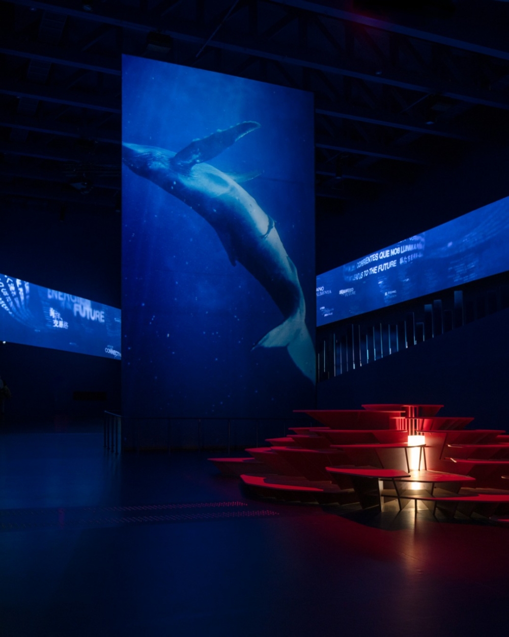 唯幽藍色調與洋流律動的低鳴迴盪耳畔,更添一份神秘靜謐