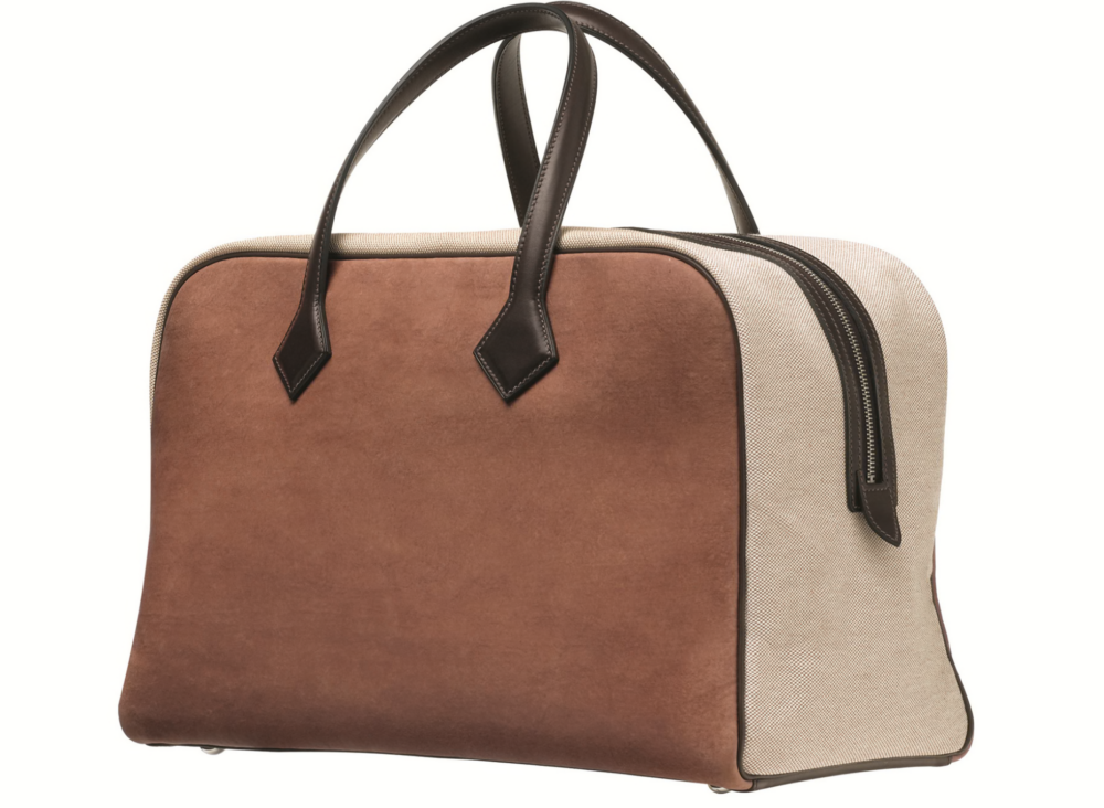 Hermès 甚至讓真菌變成手袋的主角，推出了以菌絲體培養皮革製成的 Victoria 手提包特別款。