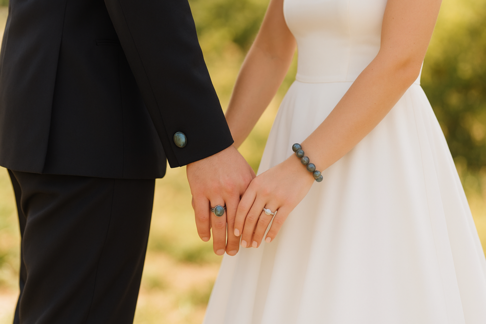 拉長石被視為提升愛情頻率的靈性寶石，不論是想提升戀愛運、為現有的關係注入穩定能量，還是修補關係，它都是絕佳的愛情能量輔助石！