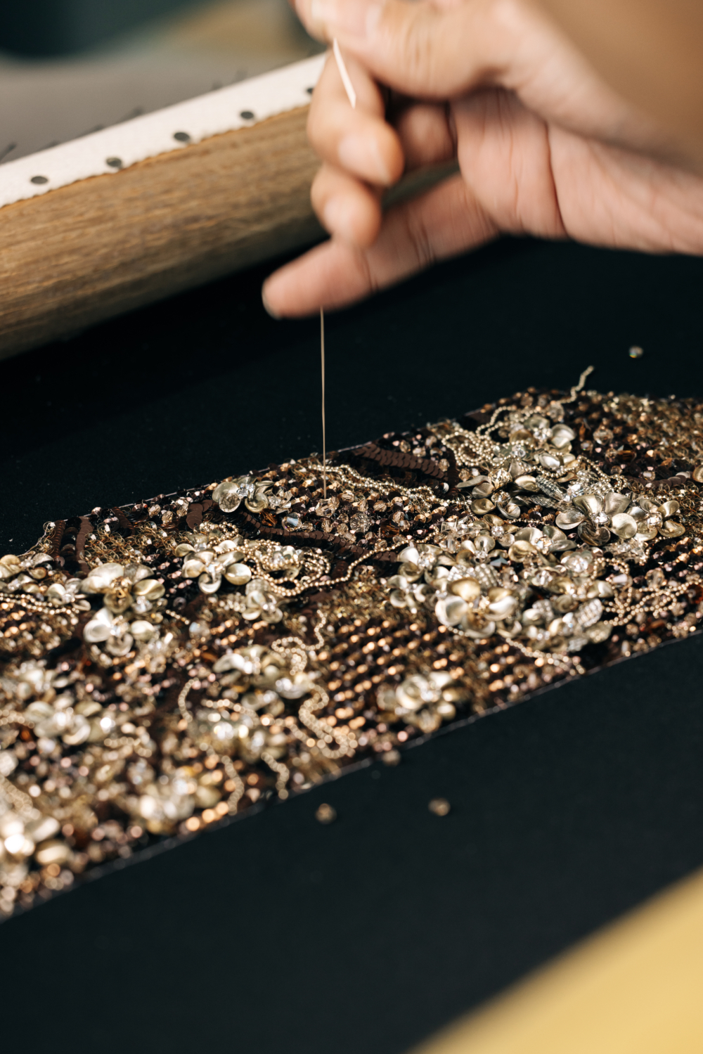 CHANEL 2025 工坊系列將堅硬漆木上的靜態風景，轉譯為柔軟織物上的流動詩篇