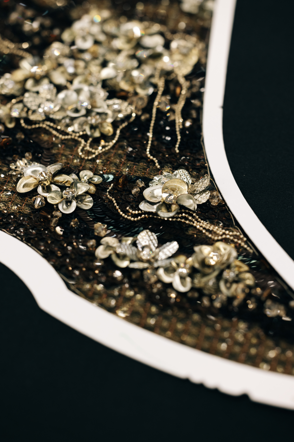 CHANEL 2025 工坊系列將堅硬漆木上的靜態風景，轉譯為柔軟織物上的流動詩篇