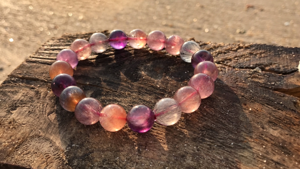 超級七（Super Seven）又稱「神聖七晶」或「旋律石」，是一種非常罕見且能量極高的水晶品種。