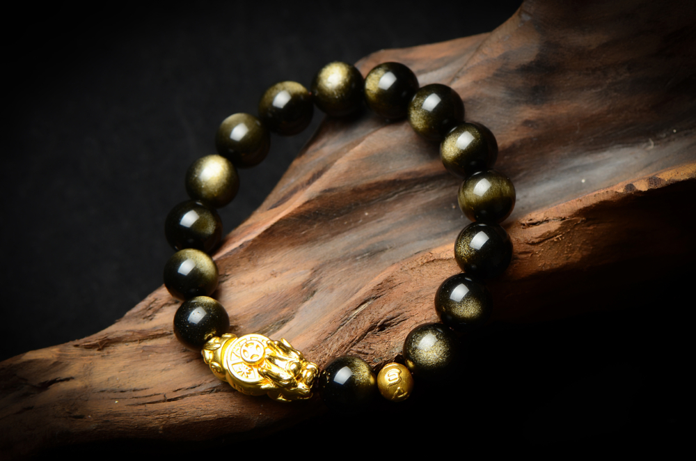 金曜石因兼具金與黑的能量,被賦予多種正面功效與寓意。