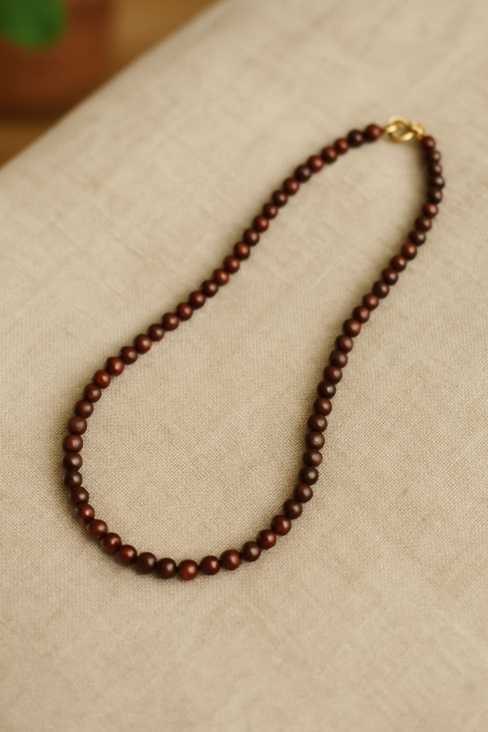 不盤玩直接佩戴的小葉紫檀,也會隨著時間和體溫慢慢變化~盤玩只是加速它形成美麗光澤和保護層,選擇自己喜歡的互動方式即可~