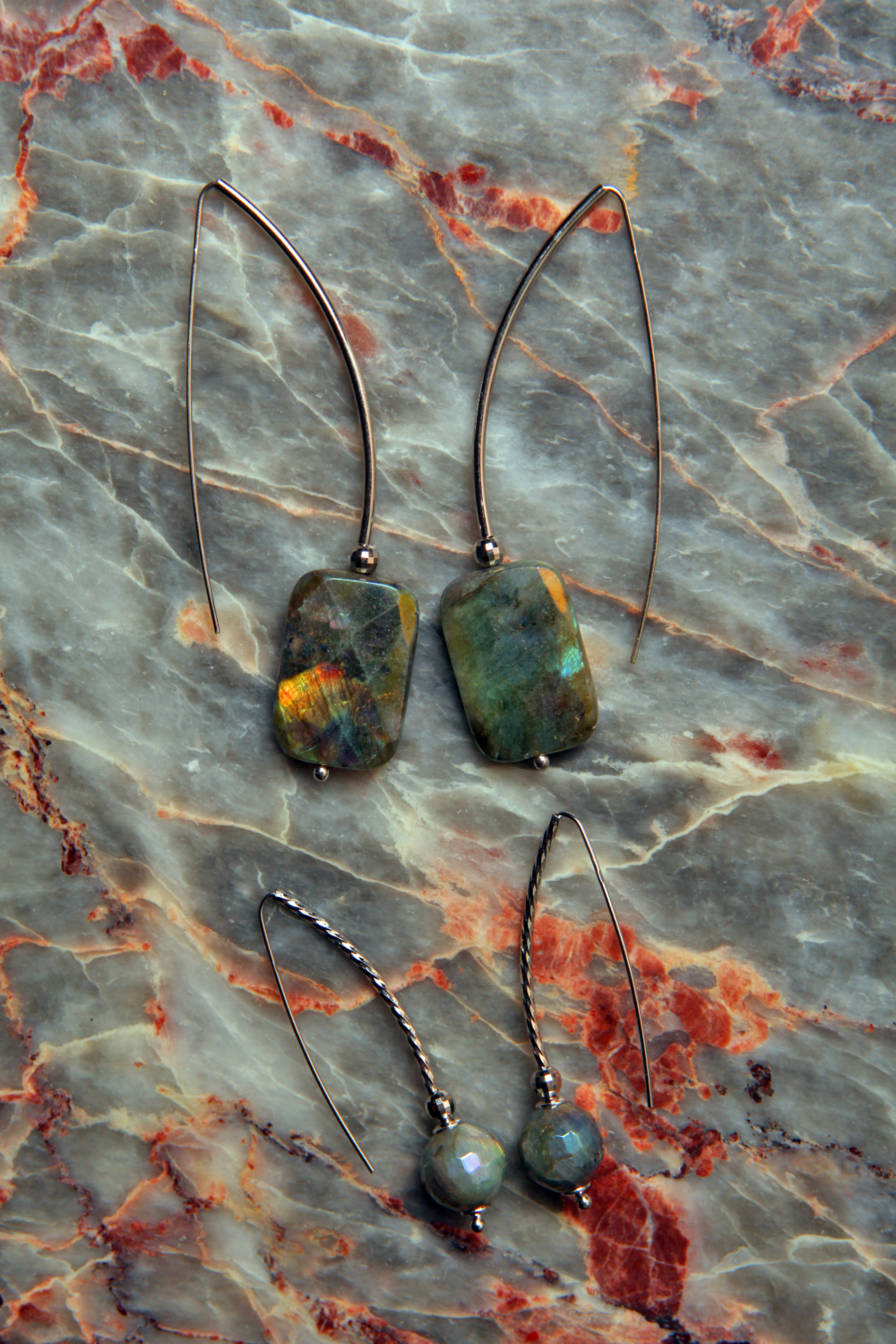 拉長石的能量偏向直覺提升、保護氣場和穩定情緒，特別適合雙魚座、天蠍座、水瓶座和處女座。