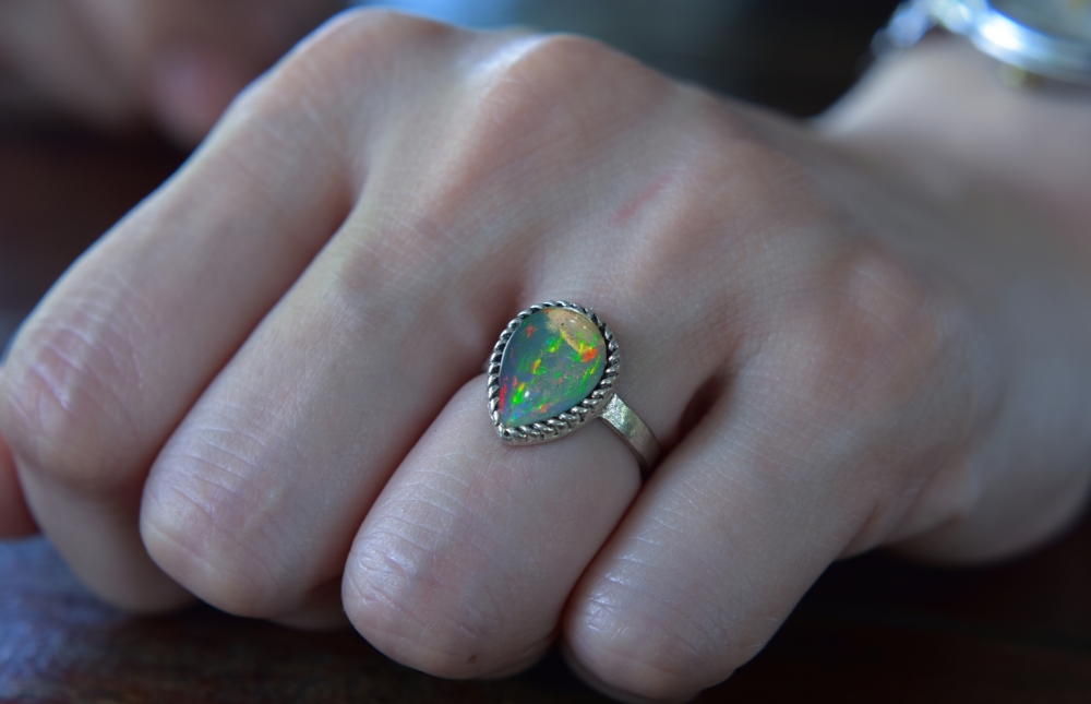 蛋白石佩戴哪隻手可根據當下的需求和場合自由選擇，左手吸收能量；右手釋放能量。