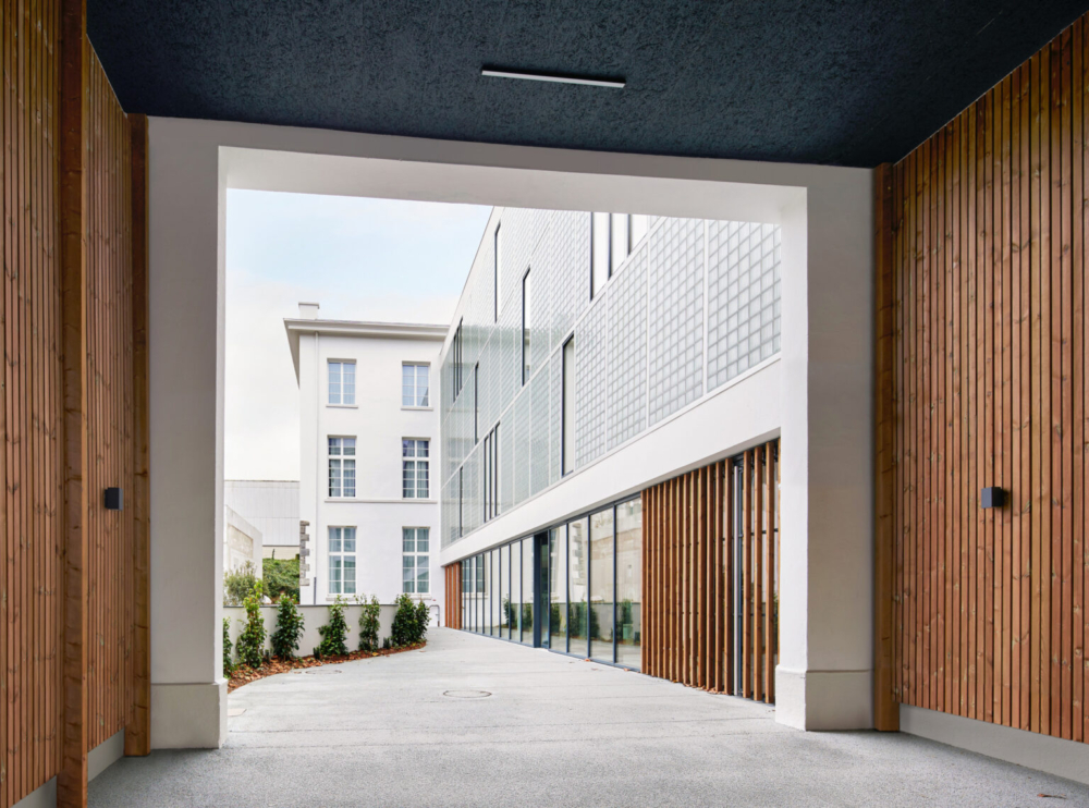 化空間感與光線流動，讓公共區域更具可視性與親和力。